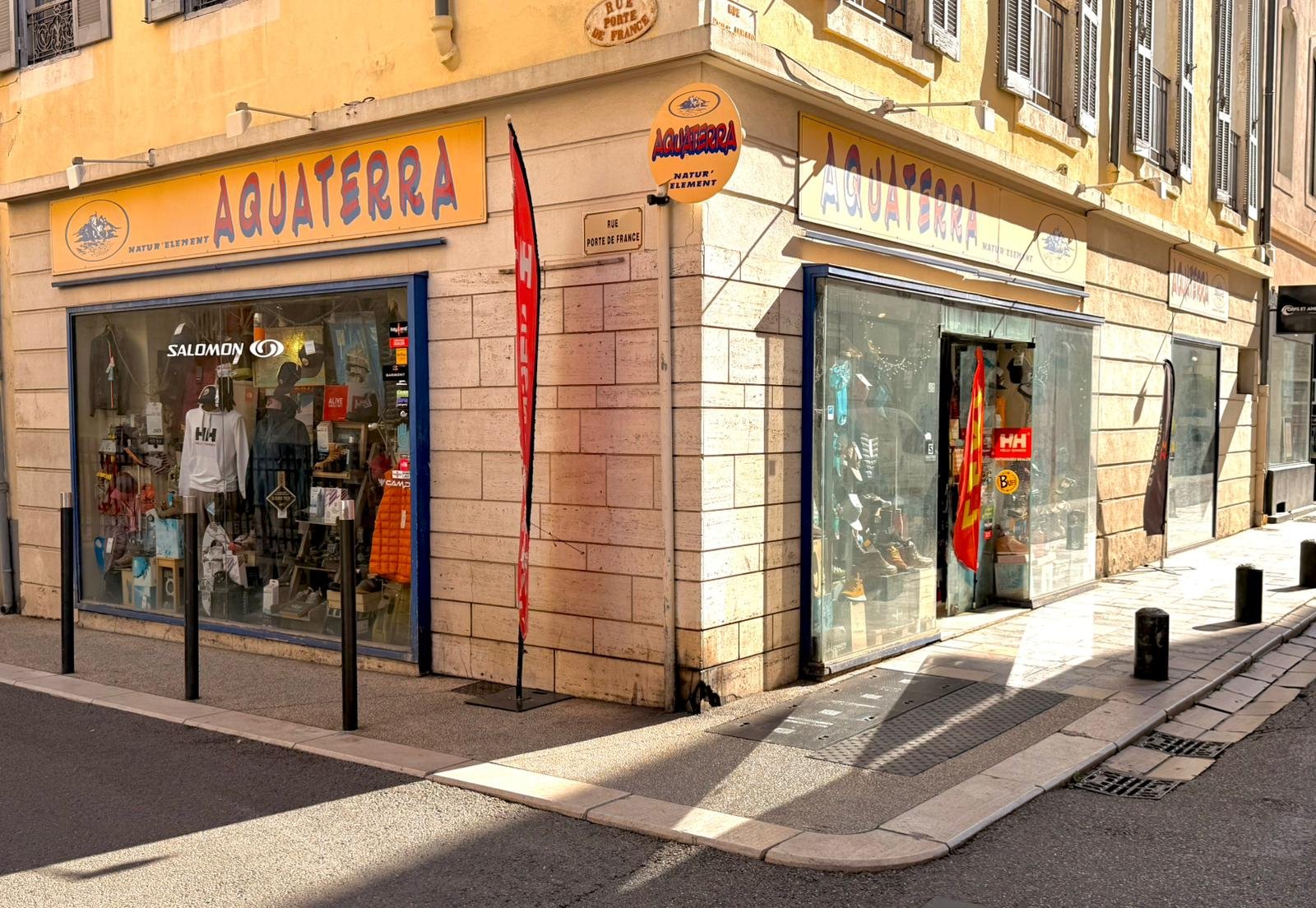 Façade du magasin Aquaterra à Nîmes